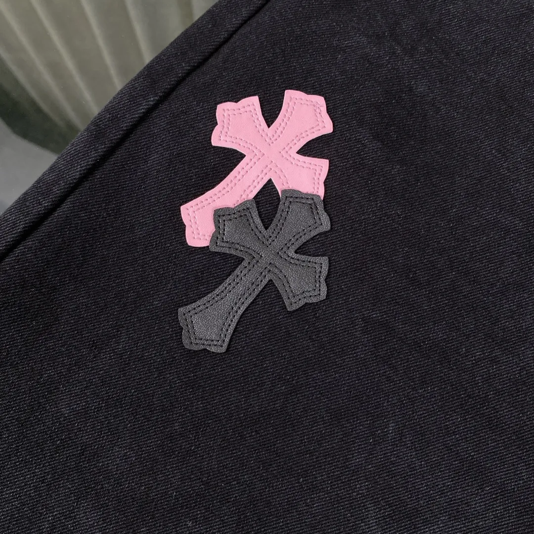 🅿️280 Original development Hardware customization Chrome Hearts Chengdu limited New city limited jeans Chrome Hearts city limited jeans Size: S M L [Top heavy industry fashionable design] Consistently made in high street luxury style. Speaking of this style, the Zangyin family and GU family are definitely the leading representative brands. Especially the Zangyin family has really achieved a state-of-the-art effect in creating high street style. The unique washed material is used to create this style. The color system is quite eye-catching. It is decorated with patchwork cross flowers, which cleverly highlights the charm of the brand. Secondly, this style uses classic The high-waist cutting design highlights the long legs and fashionable temperament of the upper body. The brand is highly recognizable and the slim fit configuration is more suitable for daily wear. It is a product that interprets personality, fashion, and specifications at a glance. This single product is enough to make any fan excited. It can be a white T-shirt for youthful preppy style, or a tight suspender for lady style. It has strong matching ability and can be easily controlled by men.  [Material and craftsmanship] Needless to say, this point goes without saying. As an excellent craftsman brand, Zangyin has really perfect requirements for details and craftsmanship. The washed color of this model has gone through so many processes, not to mention the embellishment of the denim appliqués. It is also purely handmade and sewn. Just like what they believe in, only handmade things have soul and have the meaning of wear. A top-notch heavy-duty fashionable denim item, I look forward to your perfect interpretation! !